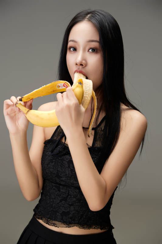 吃水果的亚洲东方长发少女图片