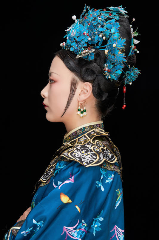 黑色背景下的清代女性古装造型清朝古装图片