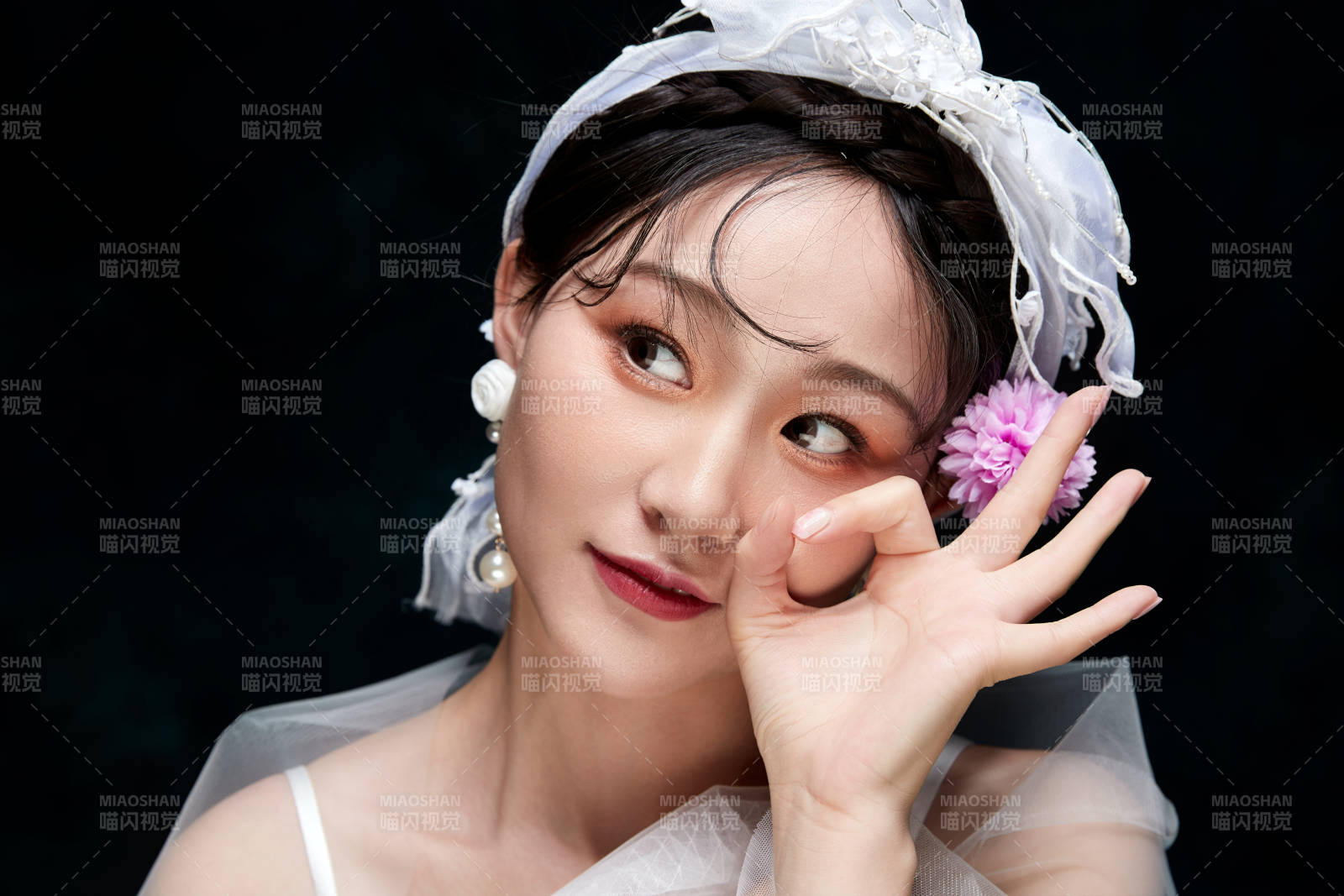 黑色背景下的女性复古婚纱妆面图片