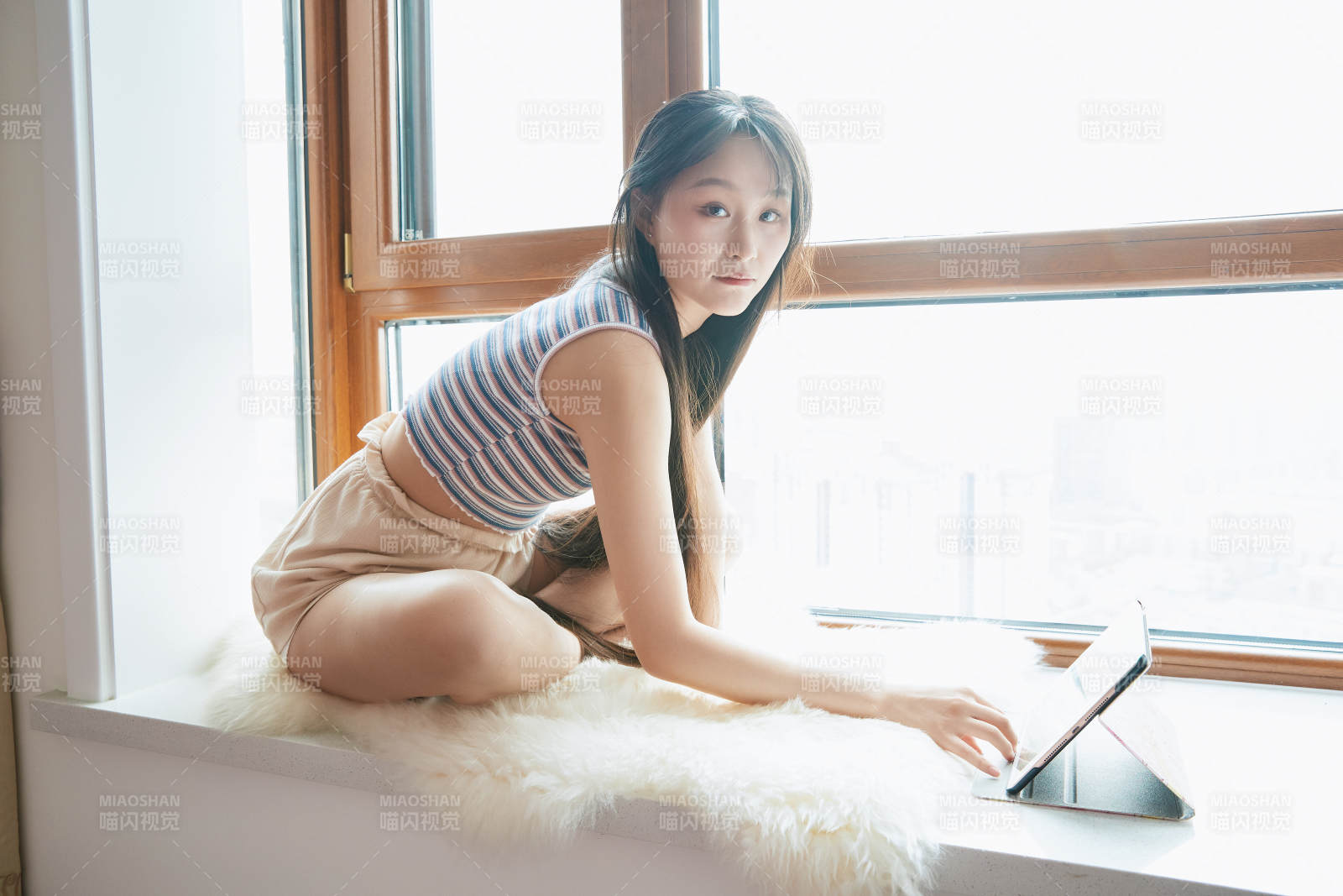 躺在舒适的飘窗上听音乐追剧的亚洲少女图片