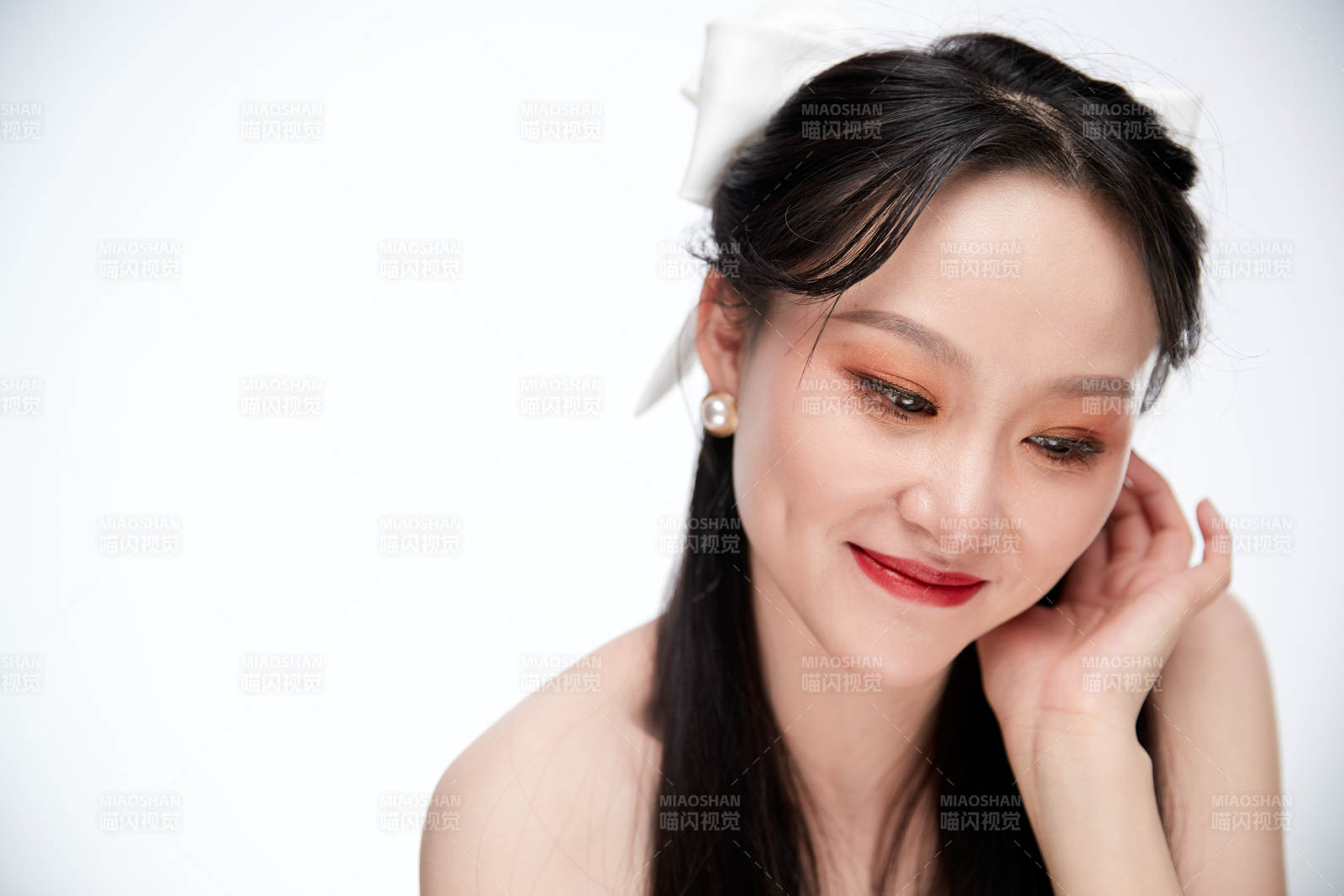 女性婚纱妆面图片