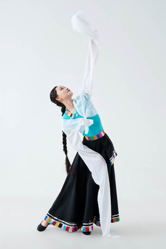 穿着藏族服饰跳着藏族舞蹈的少女图片