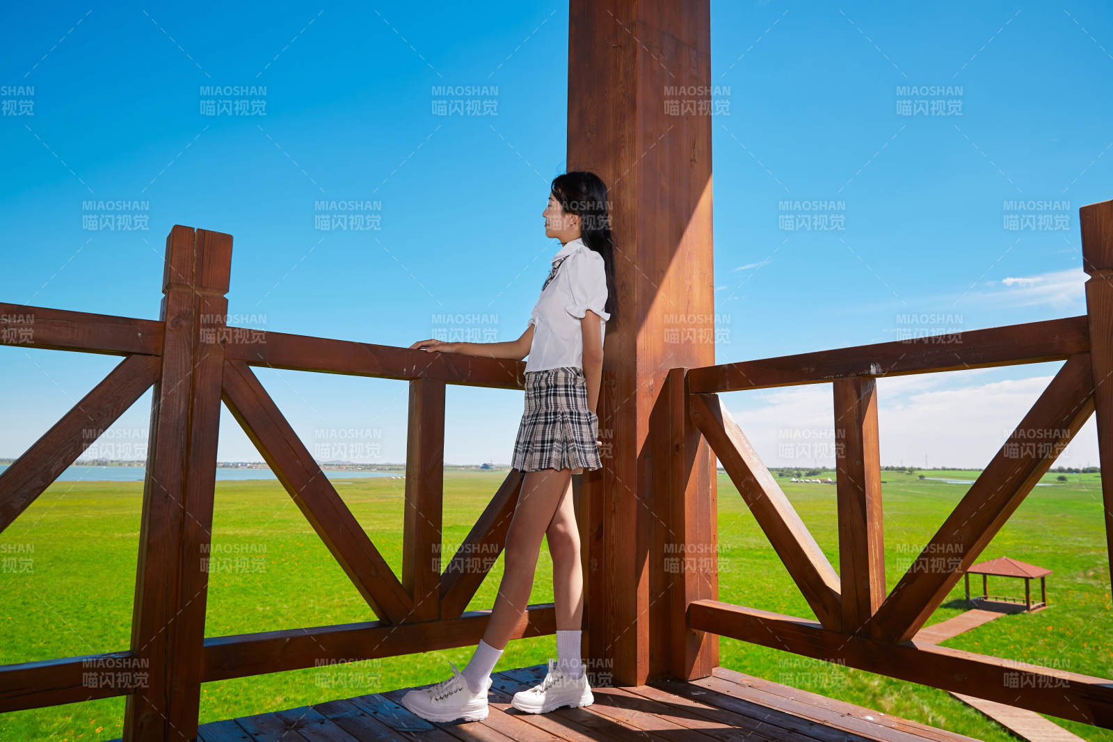 盛夏在草原湿地公园游玩的姑娘图片