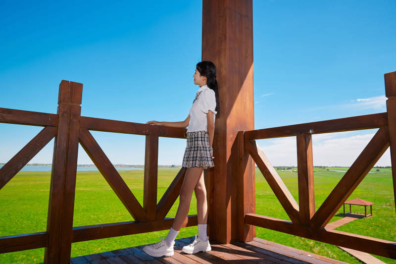 盛夏在草原湿地公园游玩的姑娘图片