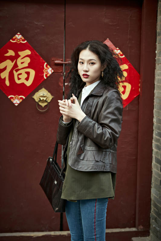 老旧城区里穿着复古港风的美丽清纯少女图片