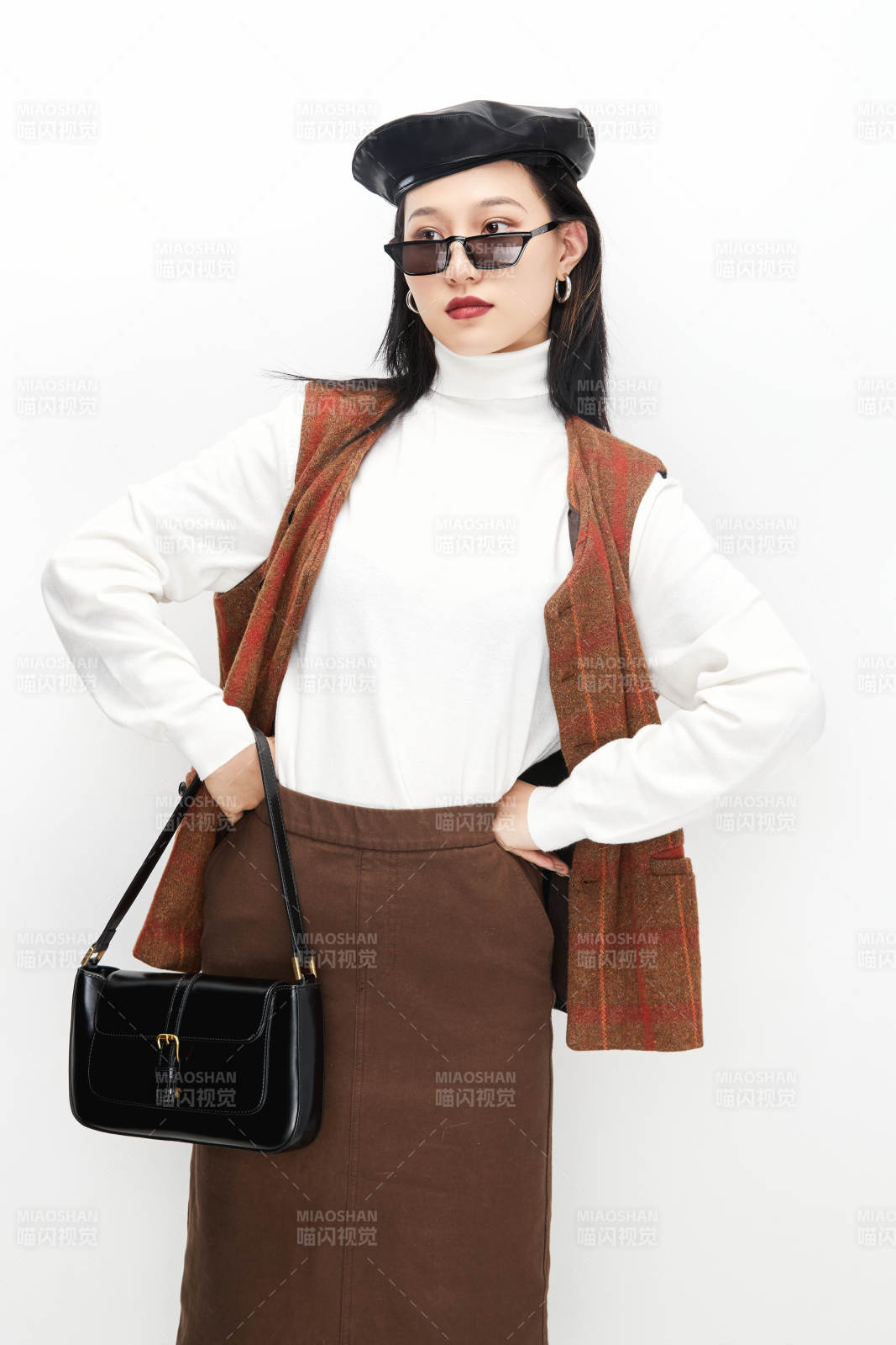 身穿复古服装的亚洲少女人像图片