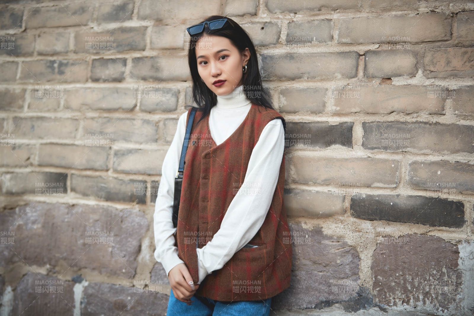 老旧城区里穿着复古港风的美丽清纯少女图片