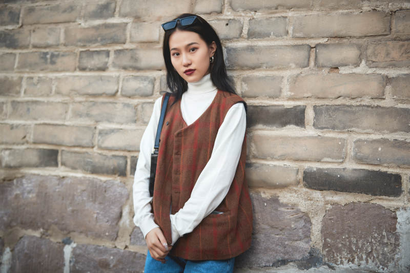 老旧城区里穿着复古港风的美丽清纯少女图片