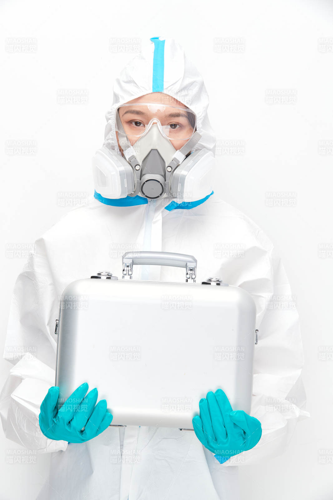 穿白色防护服佩戴护目镜口罩的女性医疗人员图片