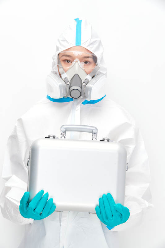 穿白色防护服佩戴护目镜口罩的女性医疗人员图片