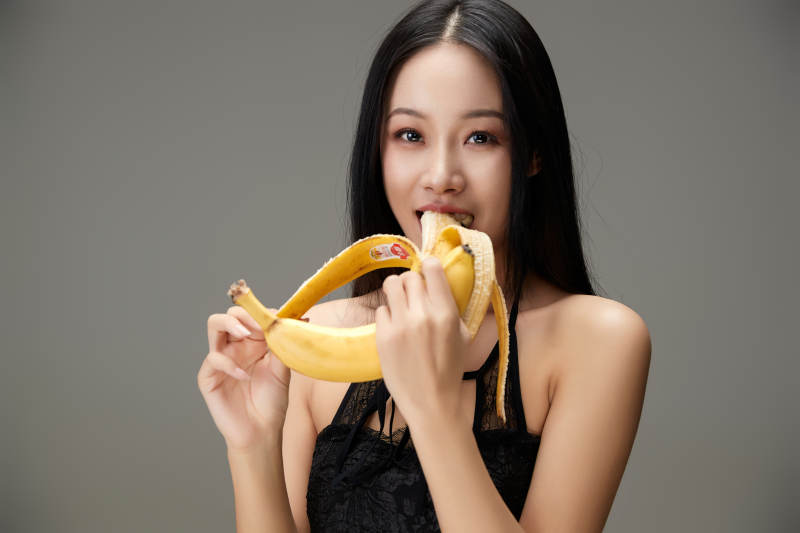 吃水果的亚洲东方长发少女图片