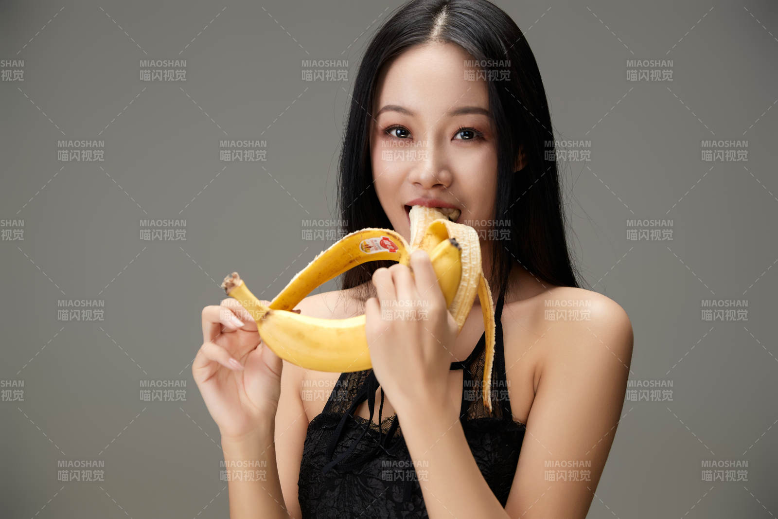 吃水果的亚洲东方长发少女图片