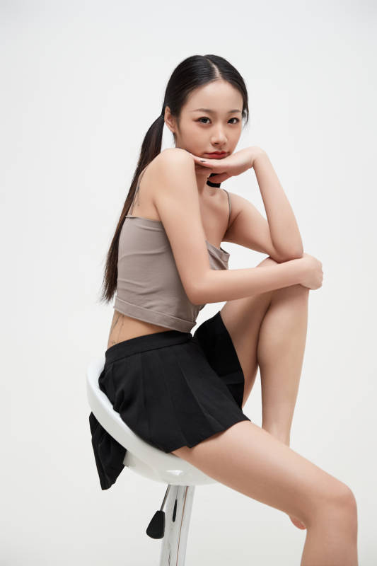 白色背景下的美丽可爱大学生图片