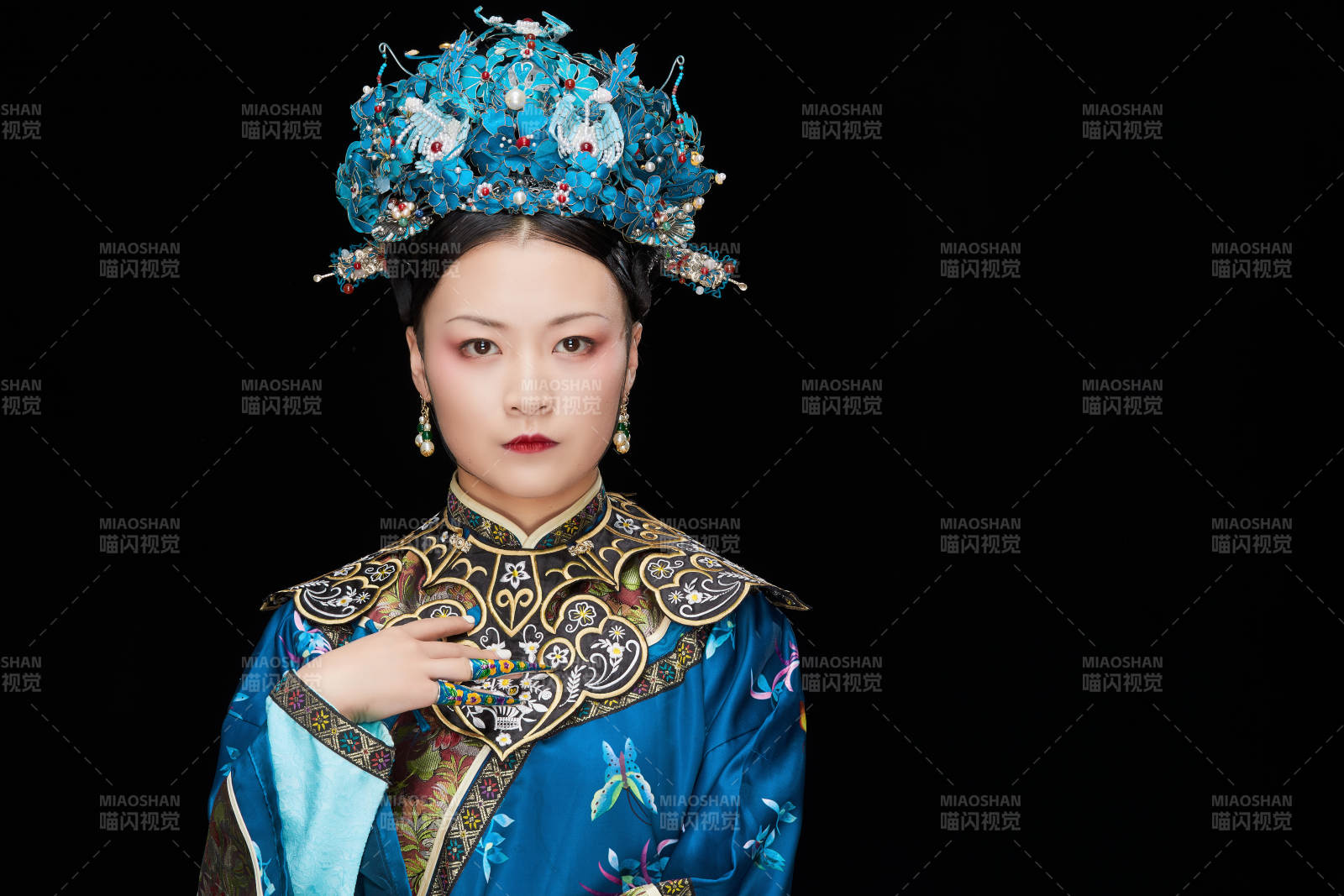 黑色背景下的清代女性古装造型清朝古装图片