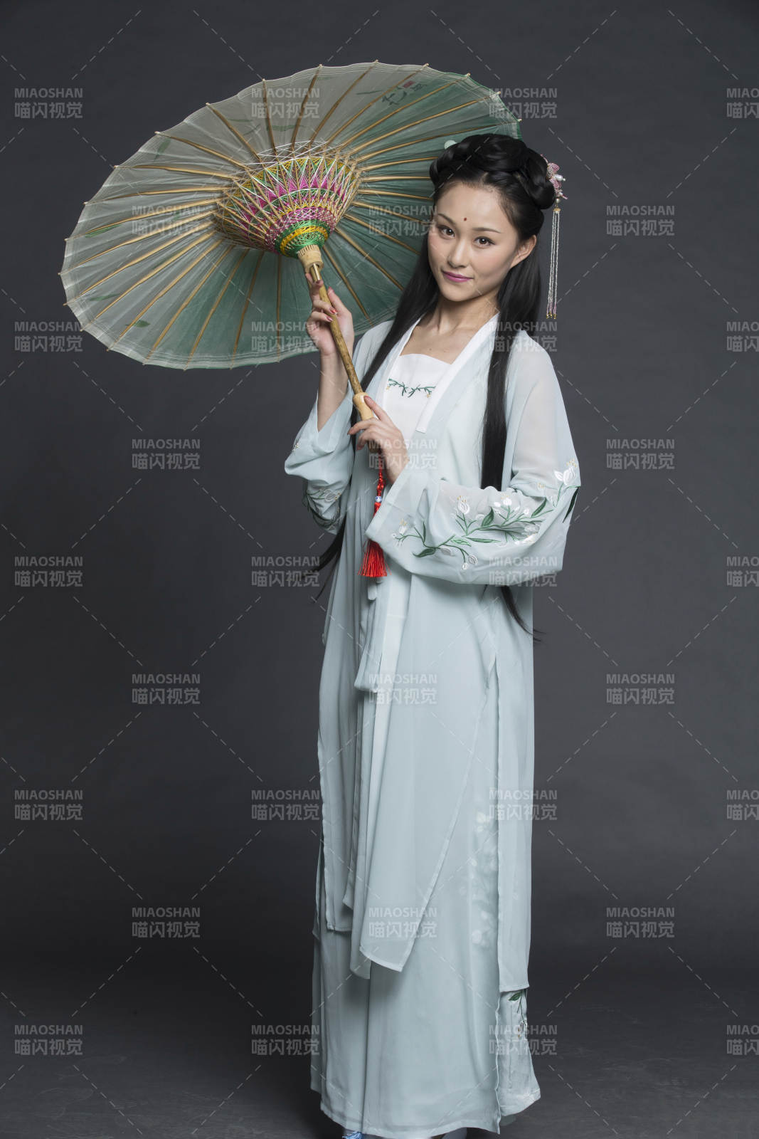 身穿古装的汉服女性人像汉服影棚拍摄图片