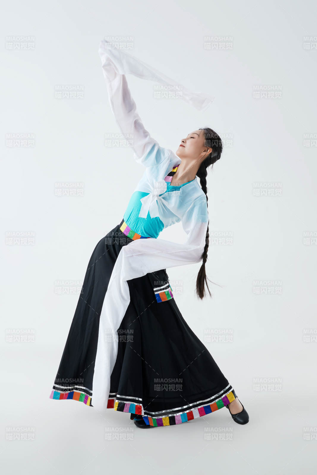 穿着藏族服饰跳着藏族舞蹈的少女图片