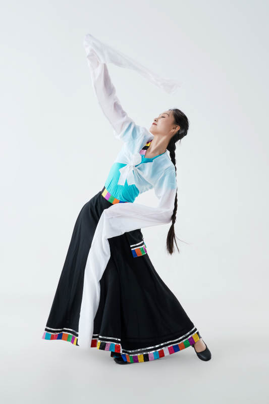 穿着藏族服饰跳着藏族舞蹈的少女图片