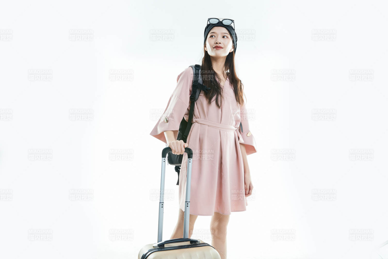 白色背景下准备出发旅行的美丽东方女大学生图片