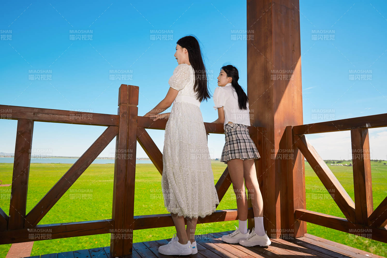 盛夏在草原湿地公园游玩的姑娘图片