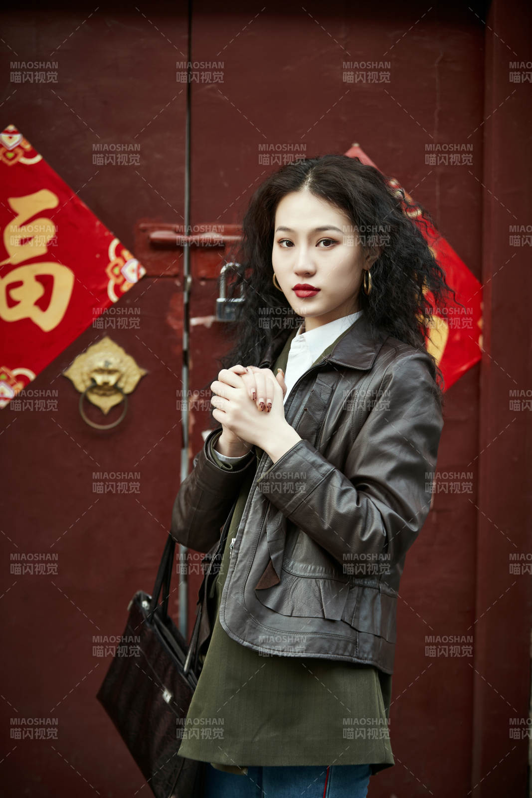 老旧城区里穿着复古港风的美丽清纯少女图片