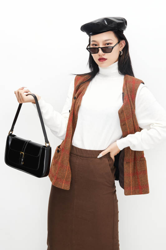 身穿复古服装的亚洲少女人像图片