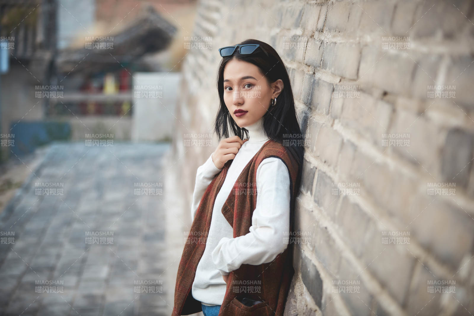 老旧城区里穿着复古港风的美丽清纯少女图片