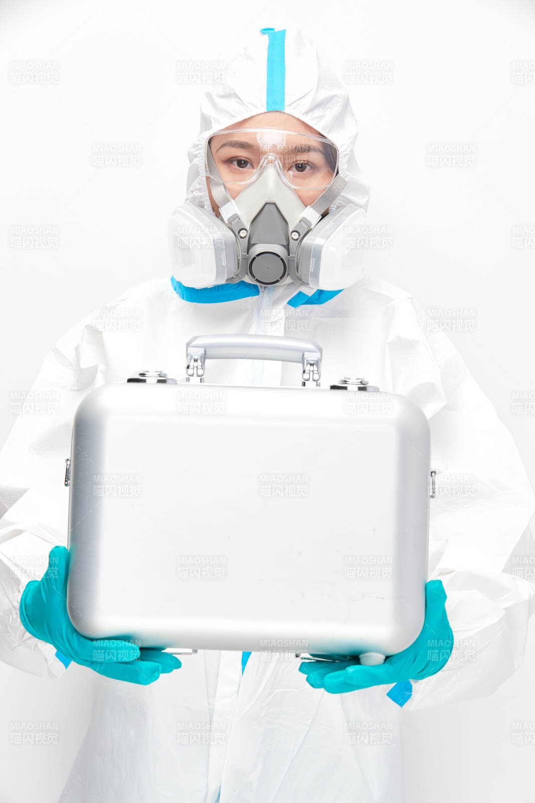 穿白色防护服佩戴护目镜口罩的女性医疗人员图片