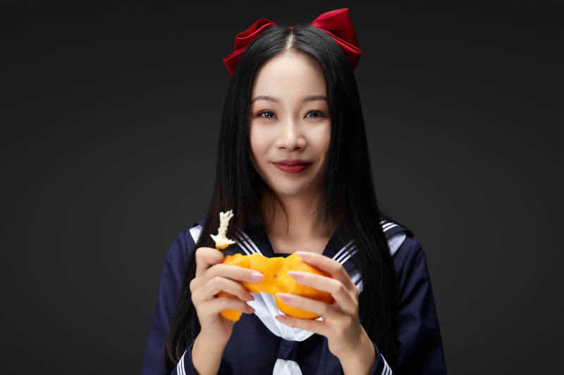 吃水果的亚洲东方长发少女图片