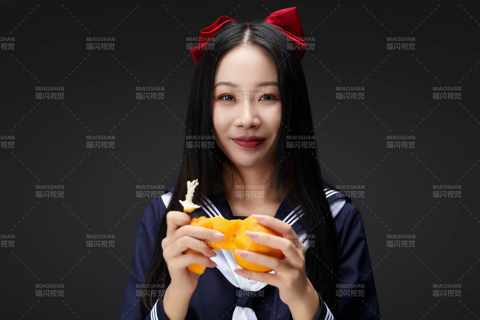 吃水果的亚洲东方长发少女图片
