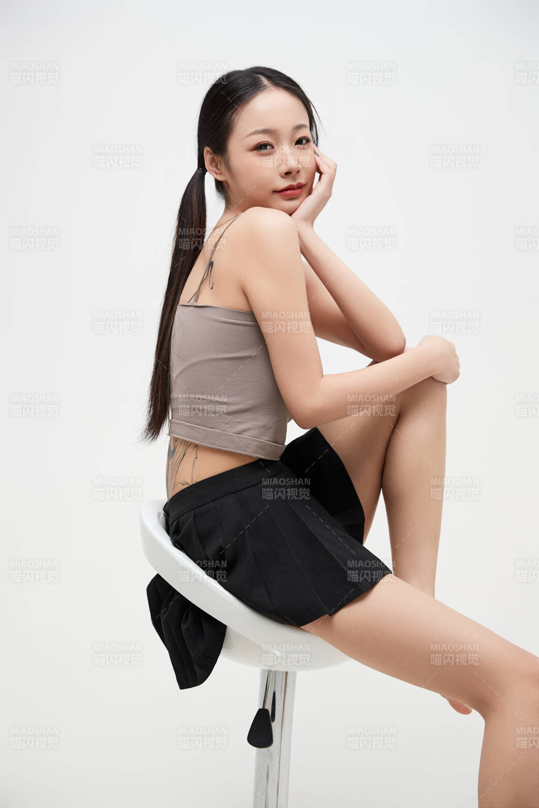 白色背景下的美丽可爱大学生图片