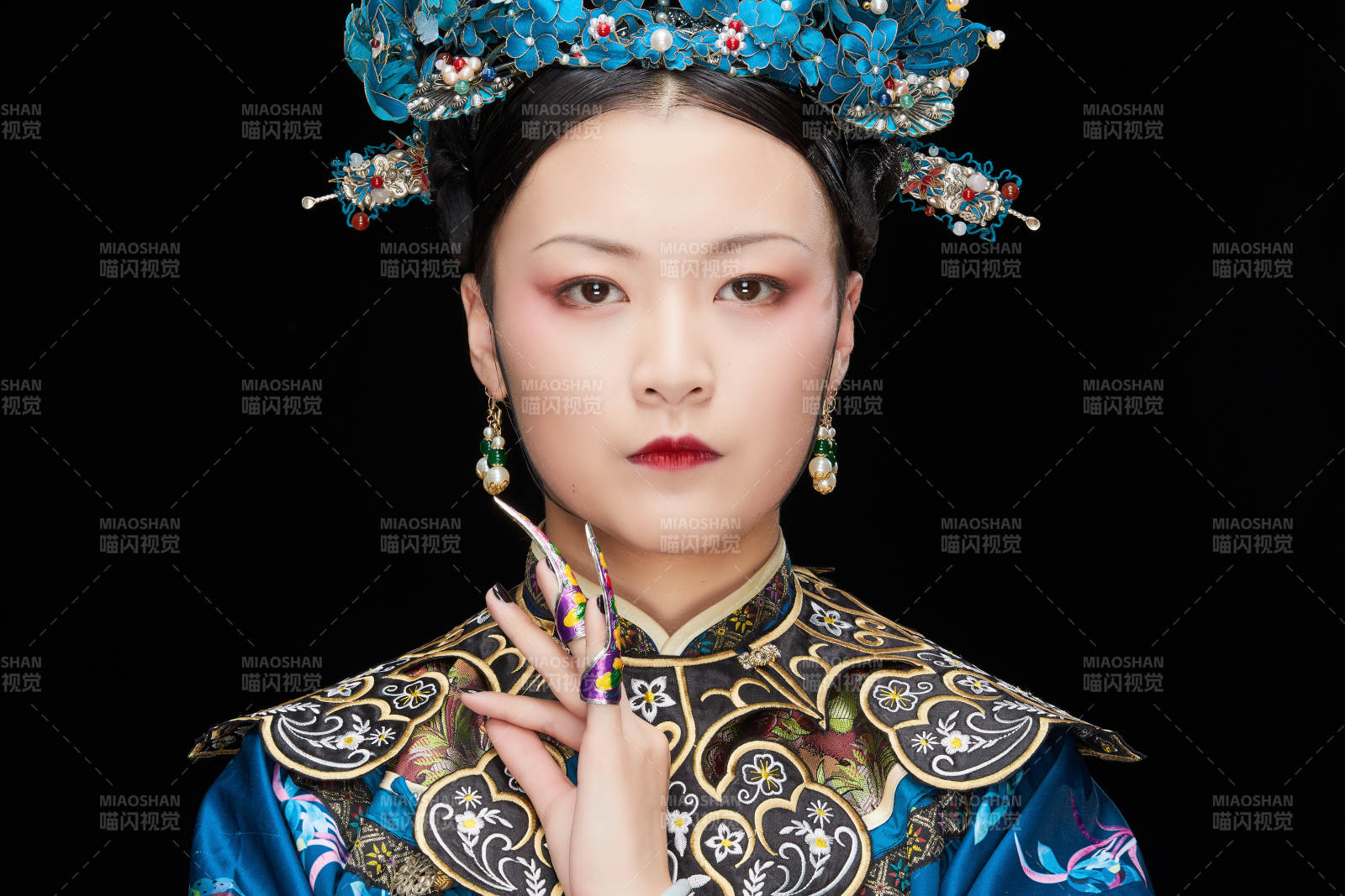 黑色背景下的清代女性古装造型清朝古装图片