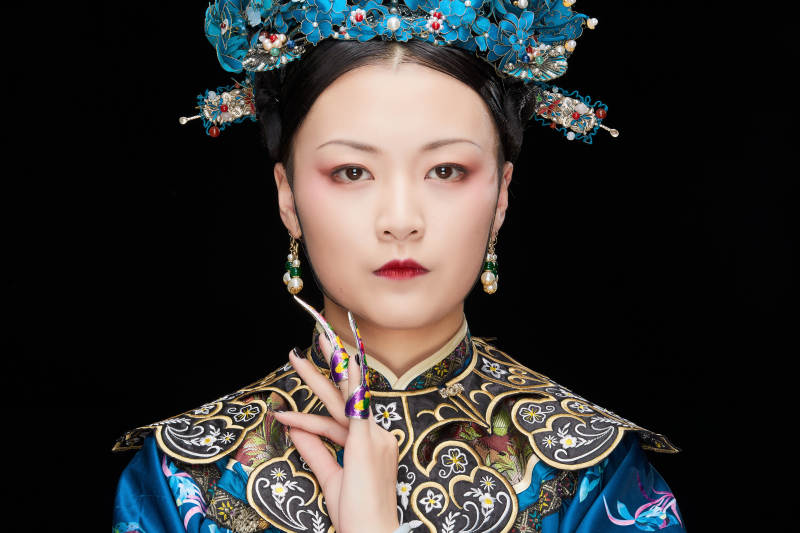 黑色背景下的清代女性古装造型清朝古装图片