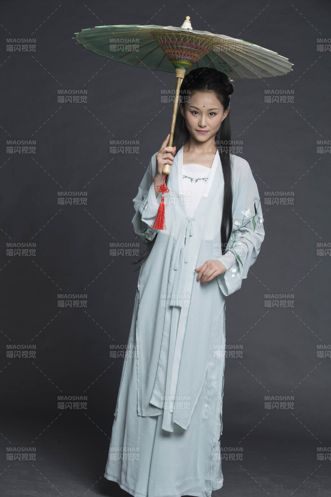 身穿古装的汉服女性人像汉服影棚拍摄图片