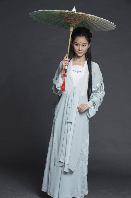 身穿古装的汉服女性人像汉服影棚拍摄图片