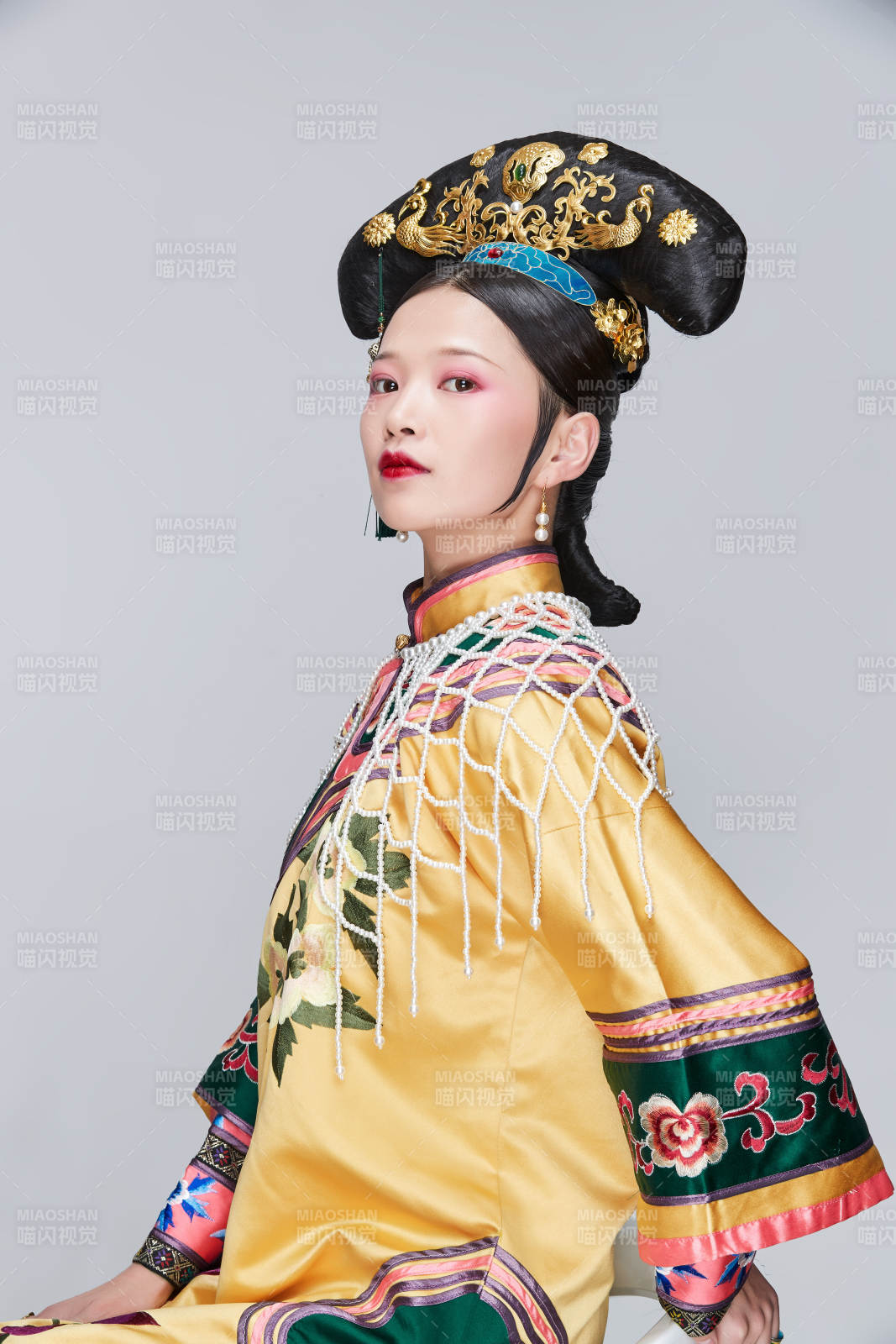 白色背景下的清代女性古装造型清朝古装图片