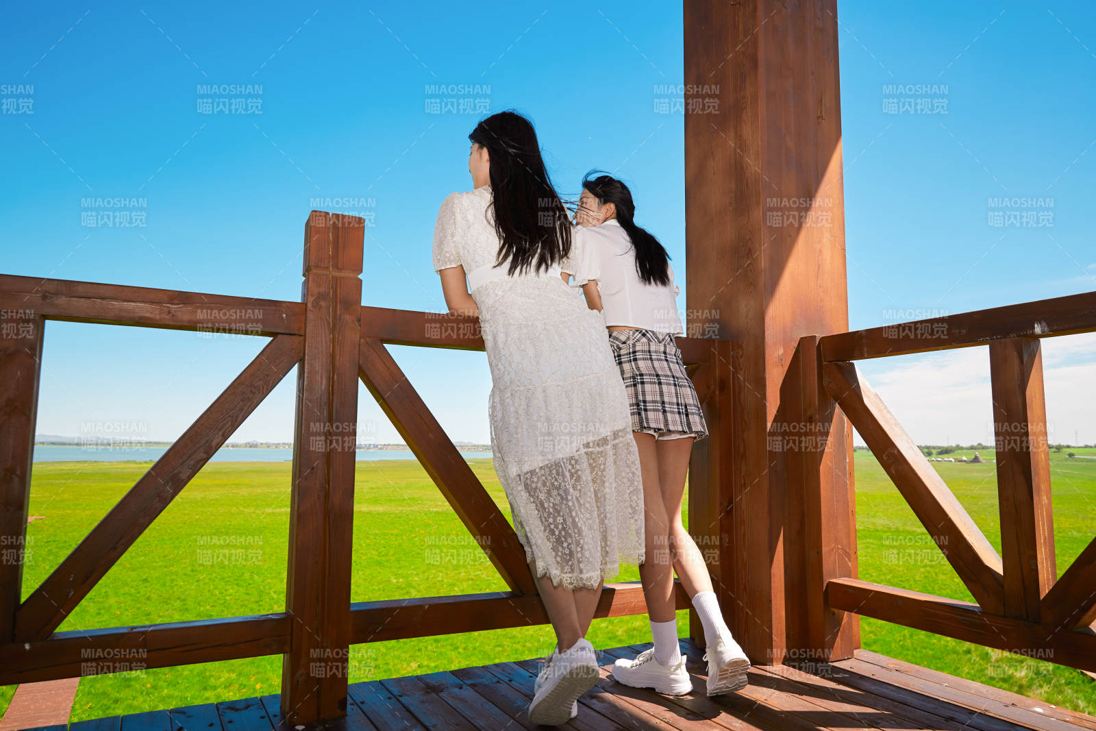 盛夏在草原湿地公园游玩的姑娘图片