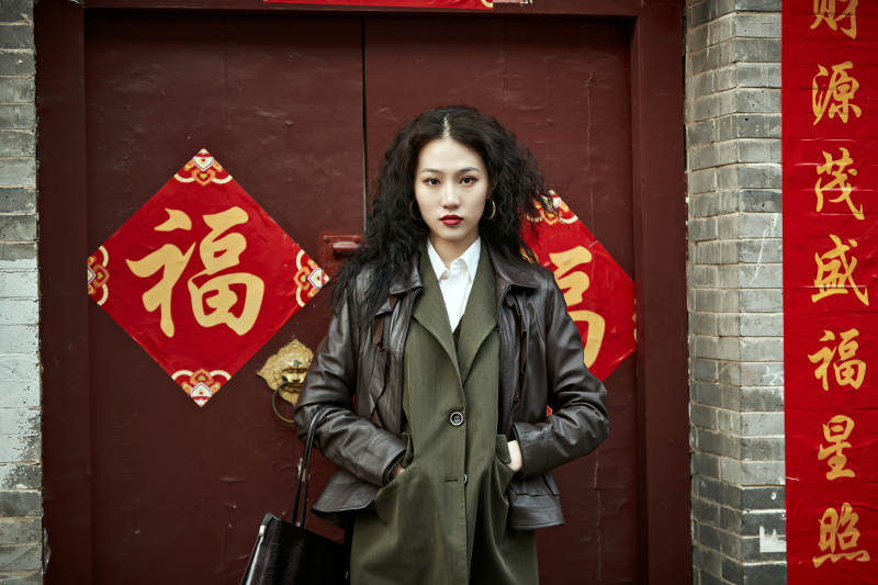 老旧城区里穿着复古港风的美丽清纯少女图片