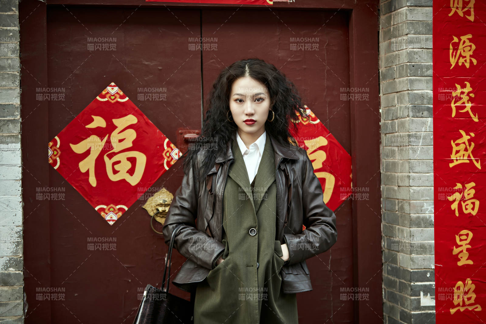 老旧城区里穿着复古港风的美丽清纯少女图片