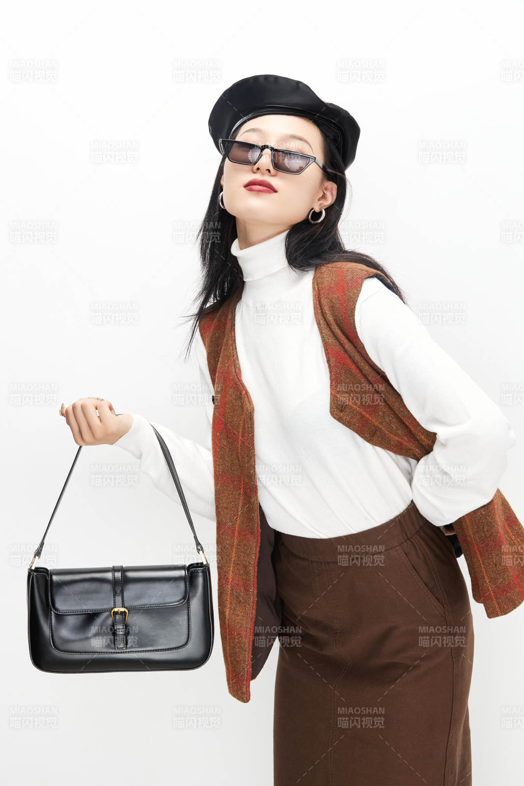 身穿复古服装的亚洲少女人像图片