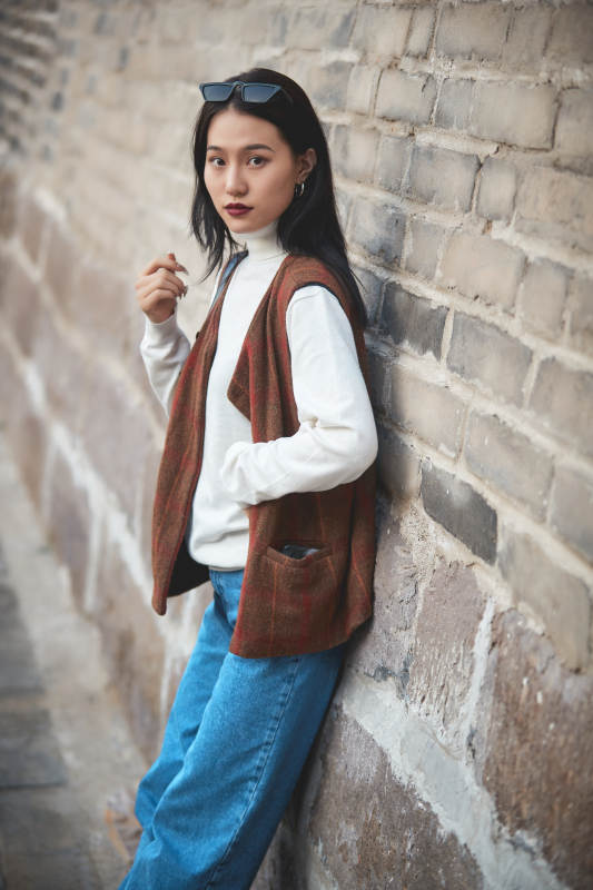 老旧城区里穿着复古港风的美丽清纯少女图片