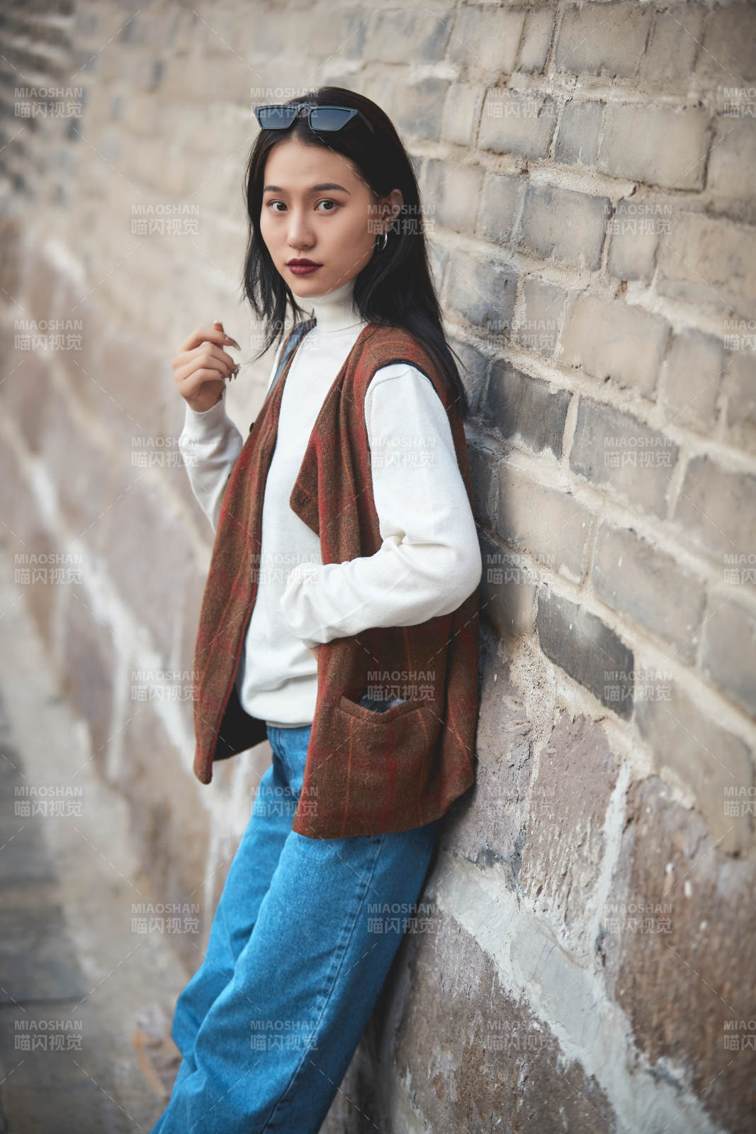 老旧城区里穿着复古港风的美丽清纯少女图片