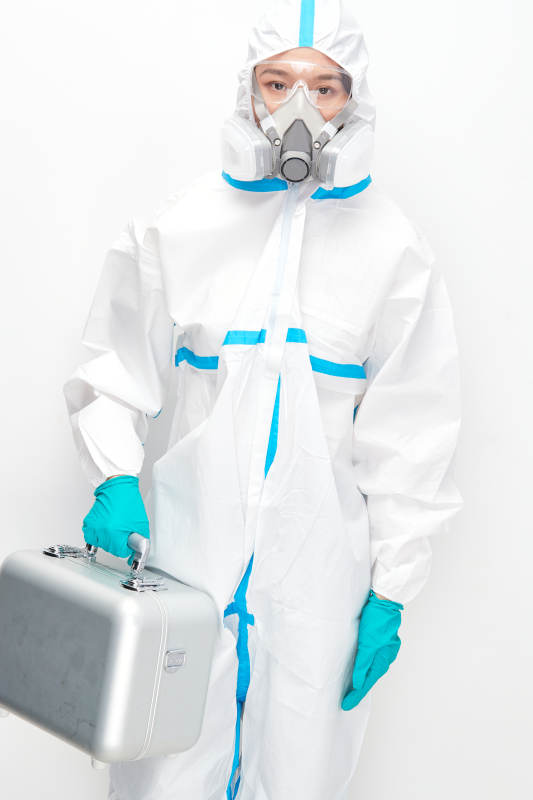 穿白色防护服佩戴护目镜口罩的女性医疗人员图片