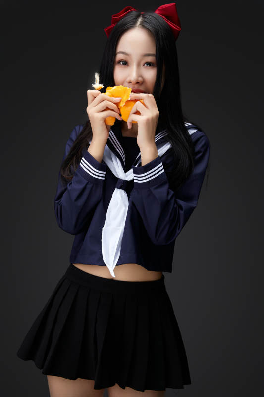 吃水果的亚洲东方长发少女图片