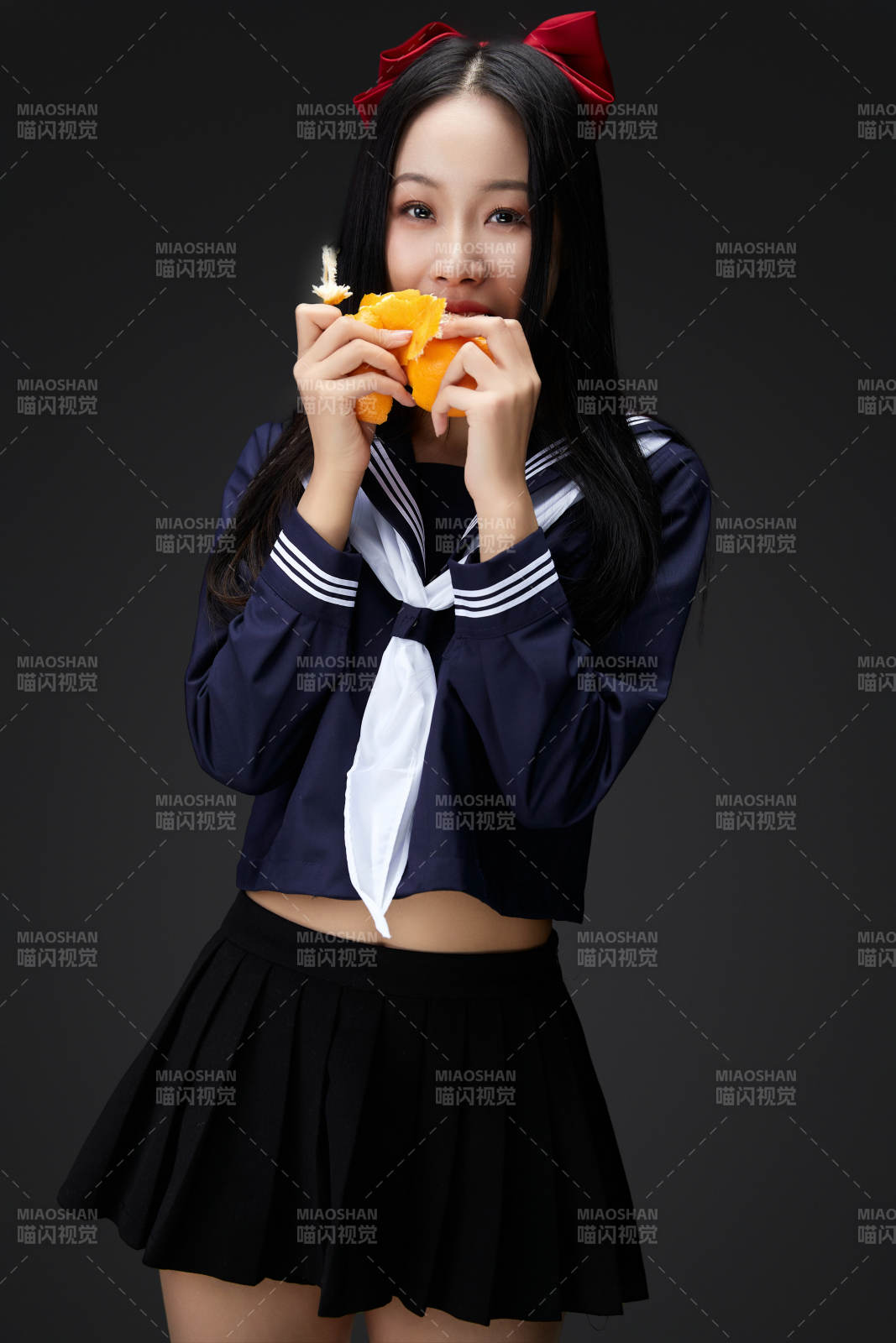 吃水果的亚洲东方长发少女图片