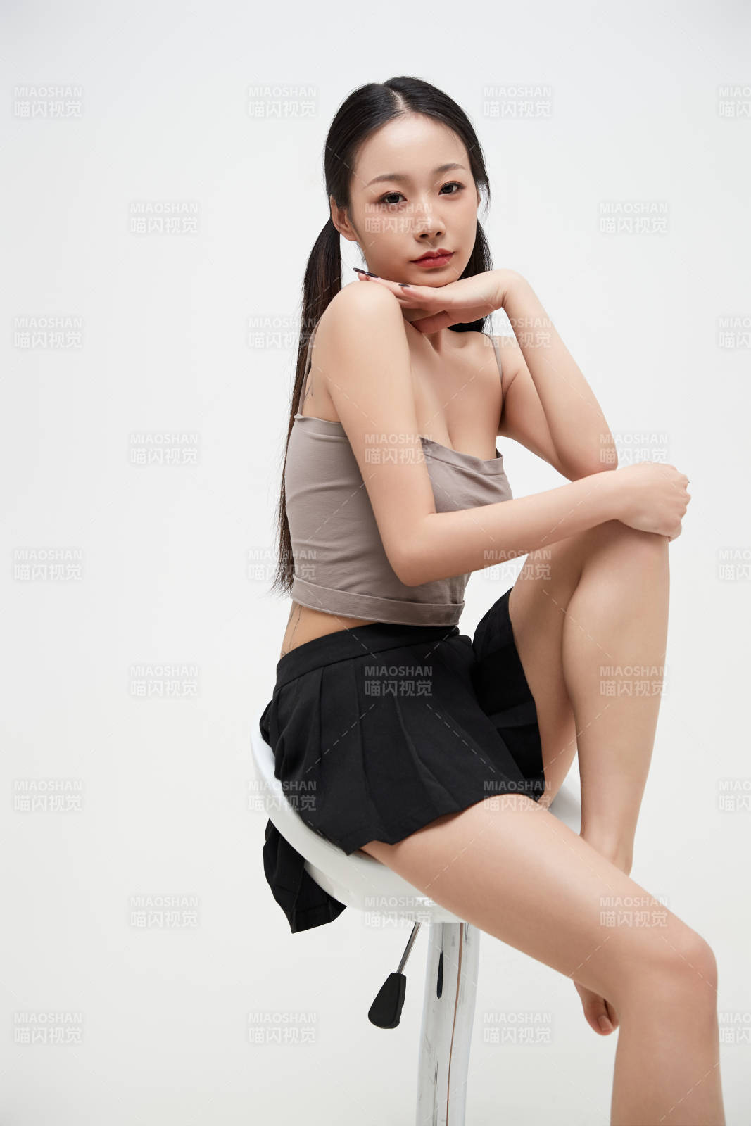 白色背景下的美丽可爱大学生图片