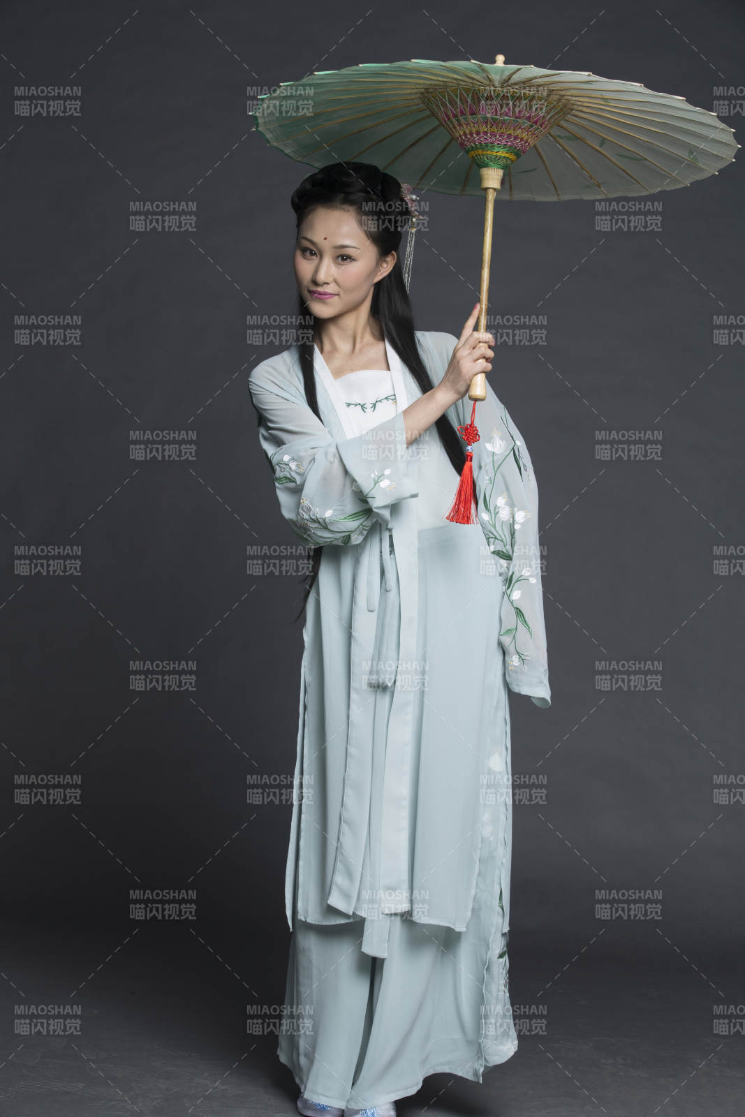 身穿古装的汉服女性人像汉服影棚拍摄图片
