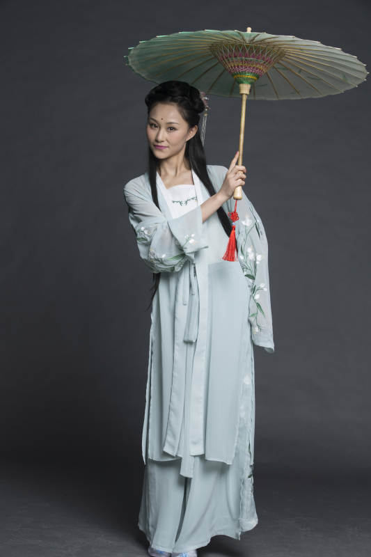 身穿古装的汉服女性人像汉服影棚拍摄图片