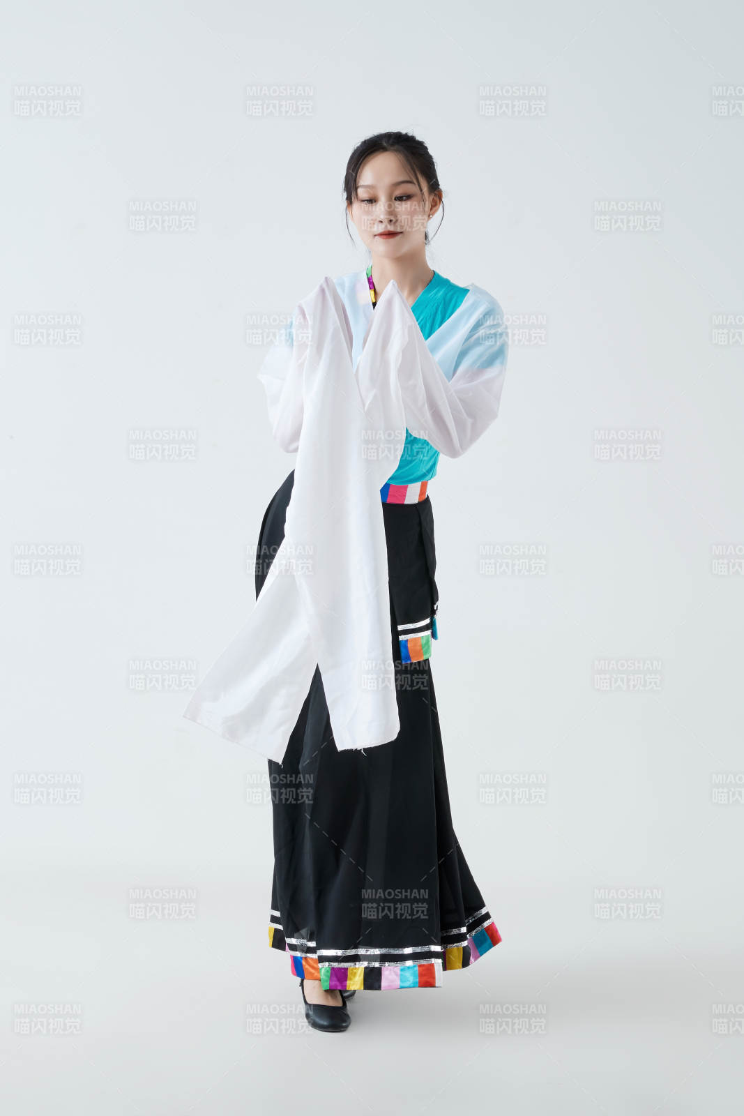 穿着藏族服饰跳着藏族舞蹈的少女图片