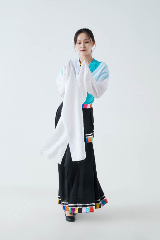 穿着藏族服饰跳着藏族舞蹈的少女图片