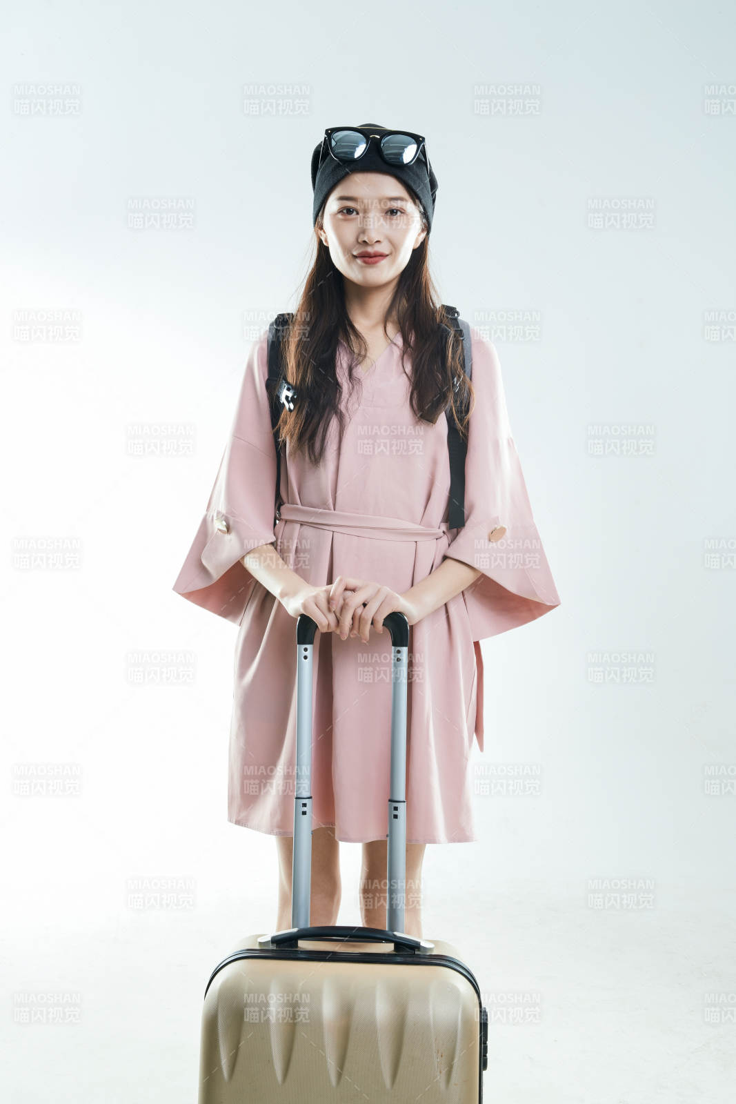 白色背景下准备出发旅行的美丽东方女大学生图片